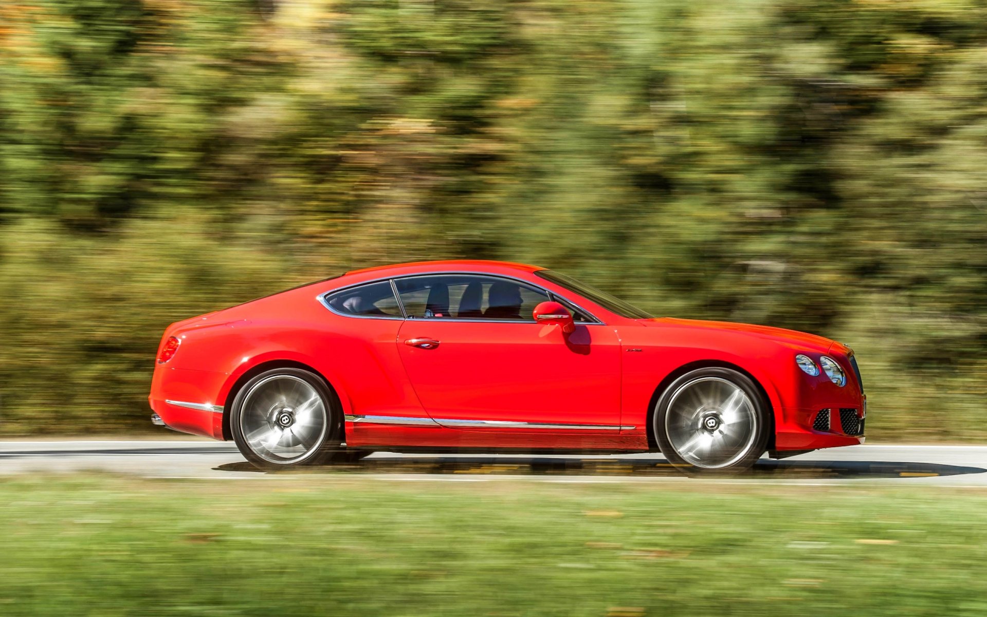 bentley континентальный gt авто красный вид сбоку в движении купэ лес
