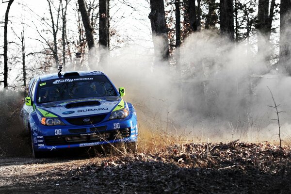 Спортивный subaru дрифт в лесу
