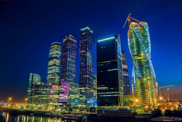 Москва сити в огнях ночного города