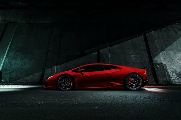 Красное авто lamborghini в Чикаго