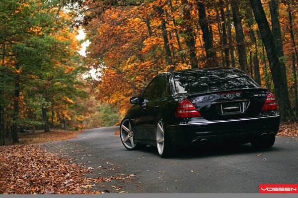 Mercedens benz amg w211 е класс черный