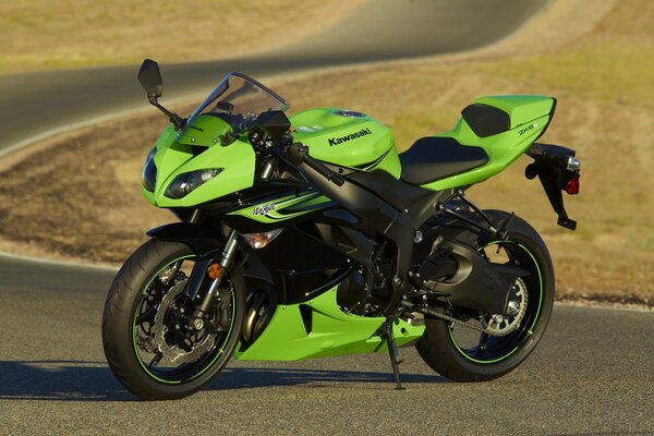 Зелёный мотоцикл спортбайк kawasaki zx-6r