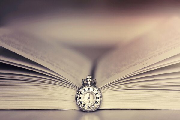 Часы - закладка для чтения книги