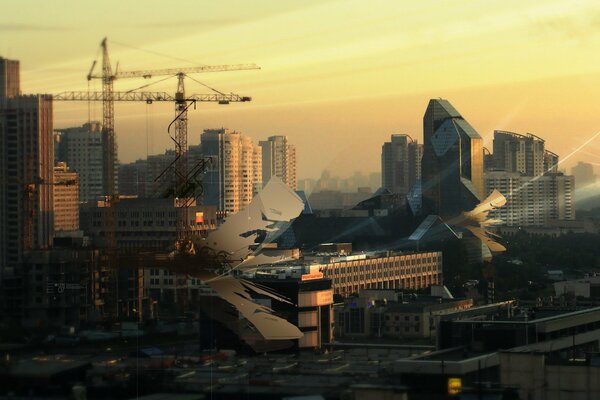 Утро над городом, высокие здания, краны