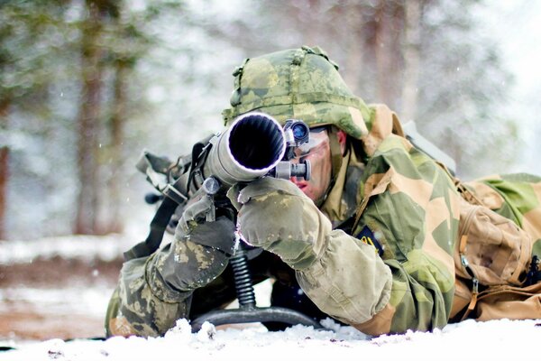 Солдат с оружием на земле. Армия